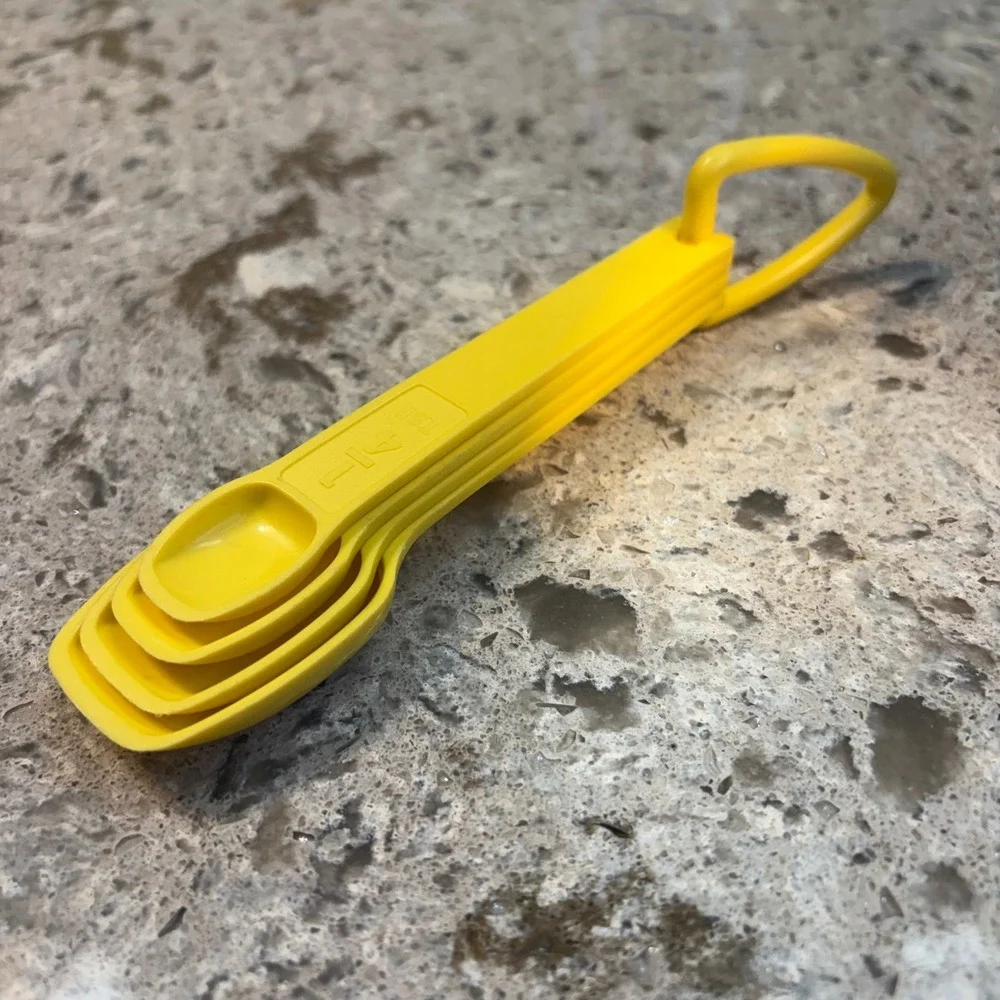 Tupperware vintage measuring